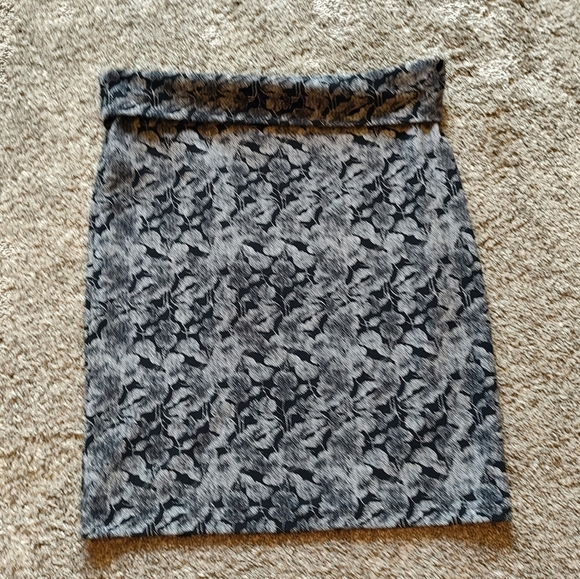 💥 3/$20 LuLaRoe Medium Black Floral Leaf Designl Skirt! - Picture 10 of 11